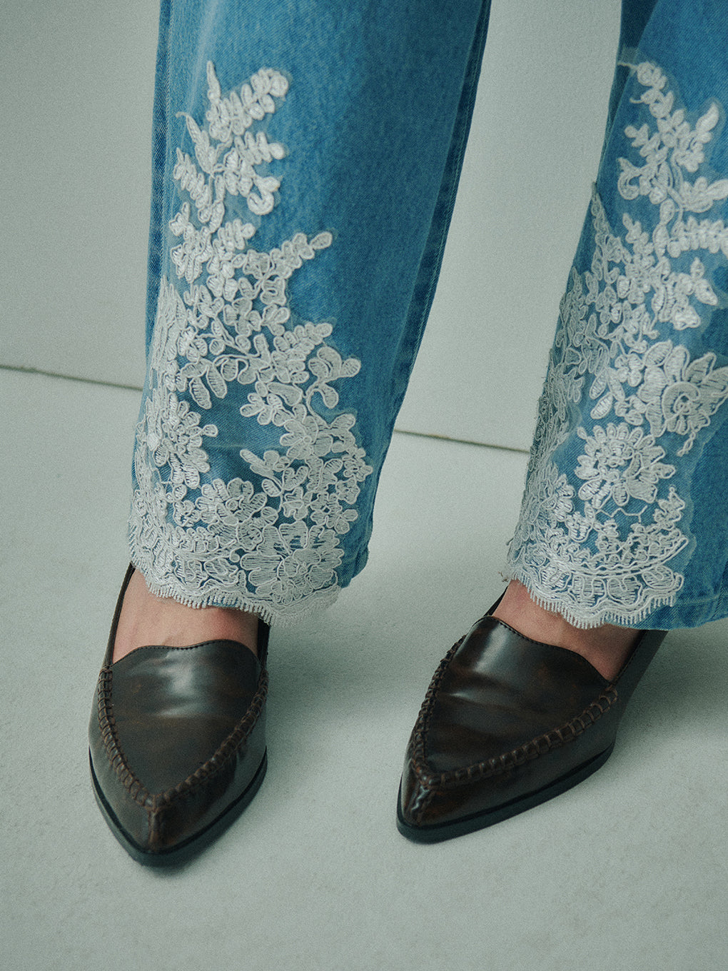 UND WIDE TUCK LACE DENIM PANTS