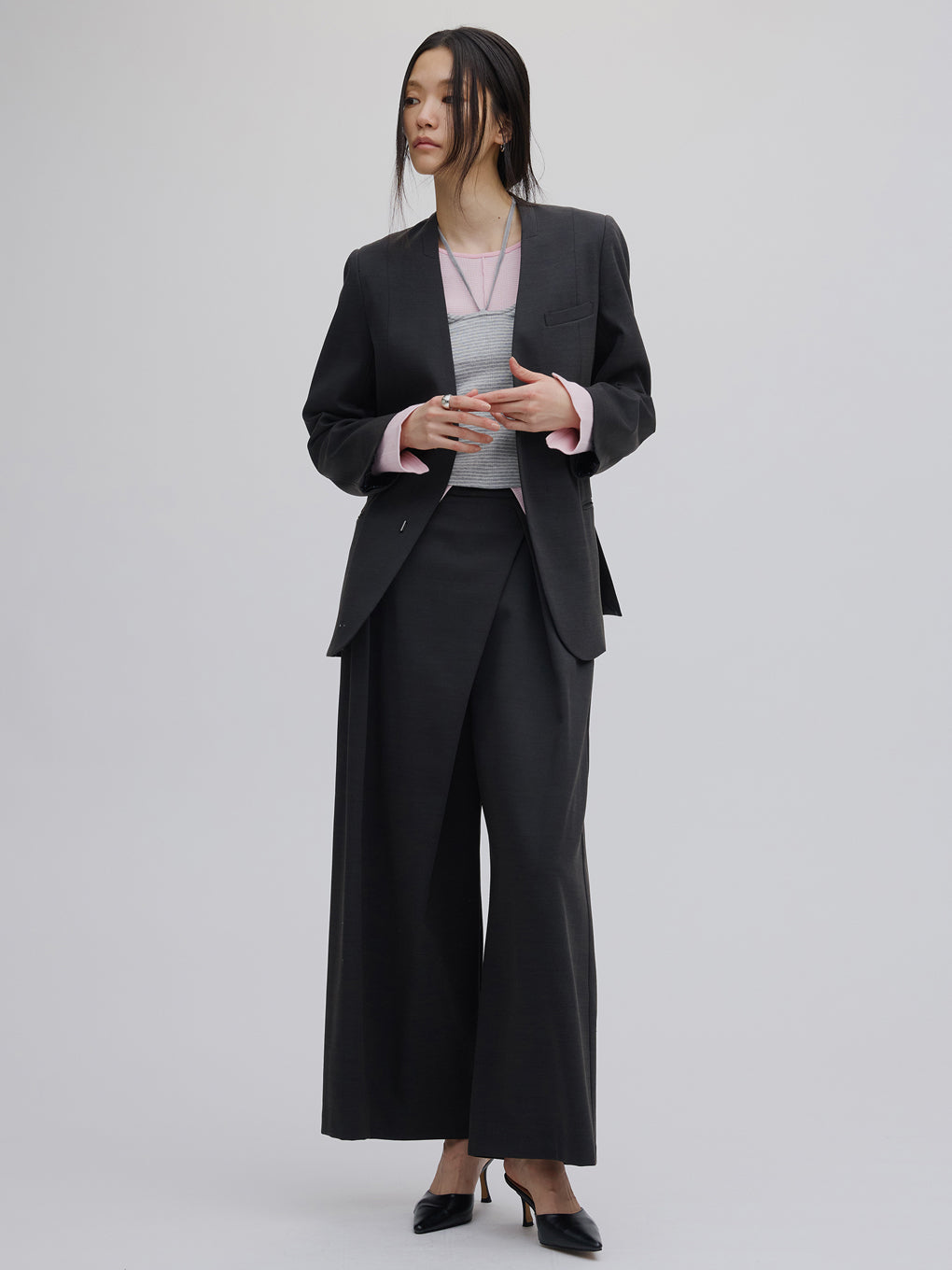 DRY TWILL ASYMMETRY TUCK PANTS