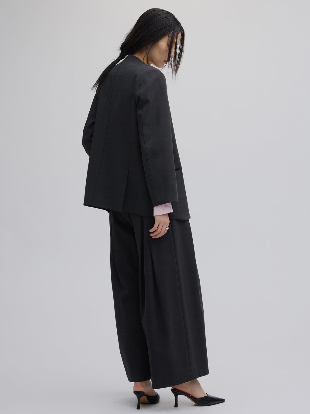 DRY TWILL ASYMMETRY TUCK PANTS