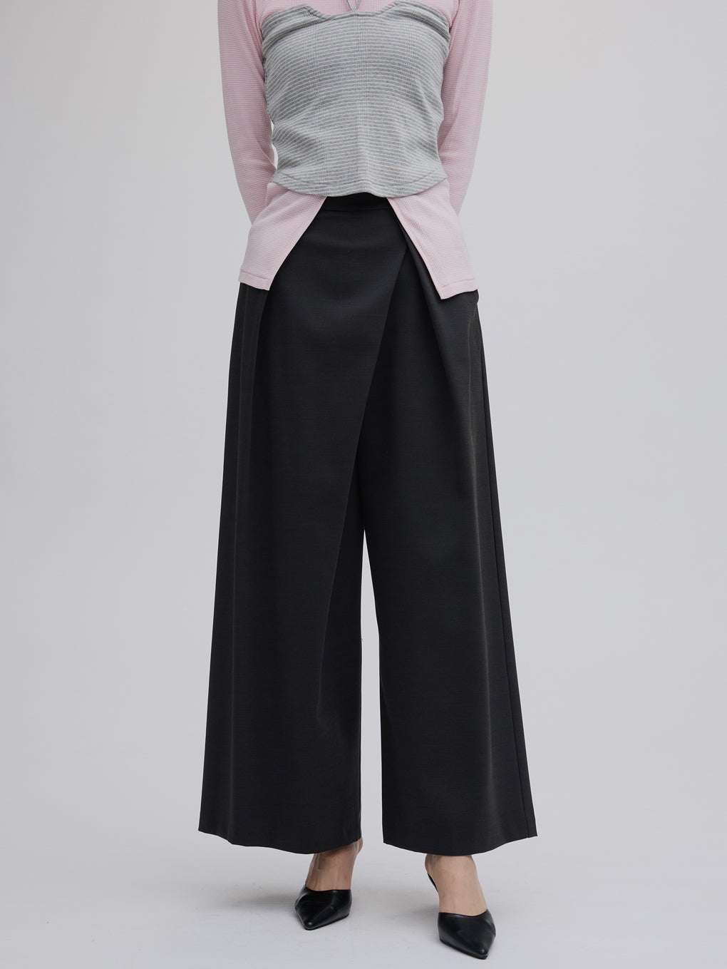 DRY TWILL ASYMMETRY TUCK PANTS