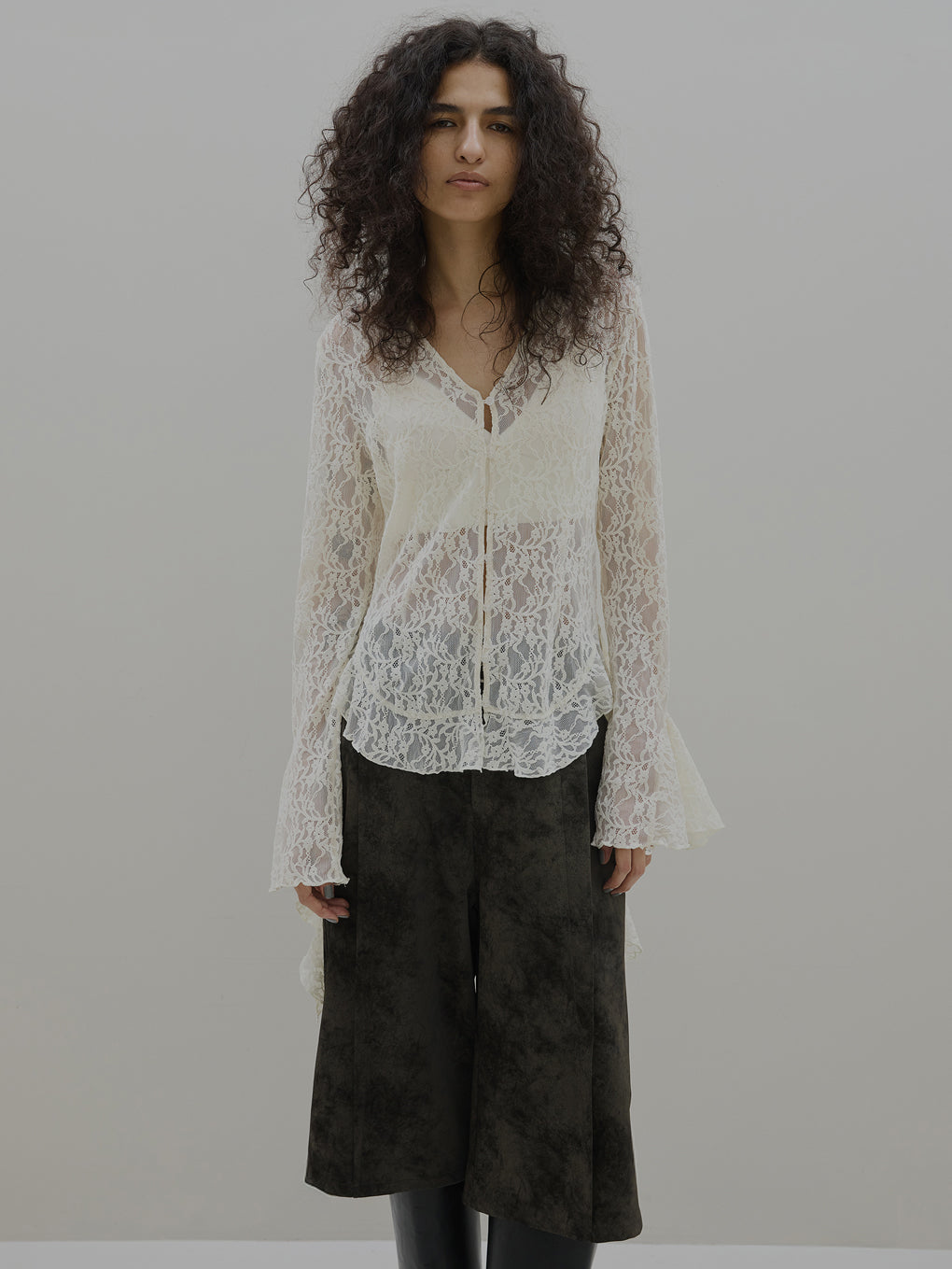 UND 2WAY CUT LACE FRILL TOP