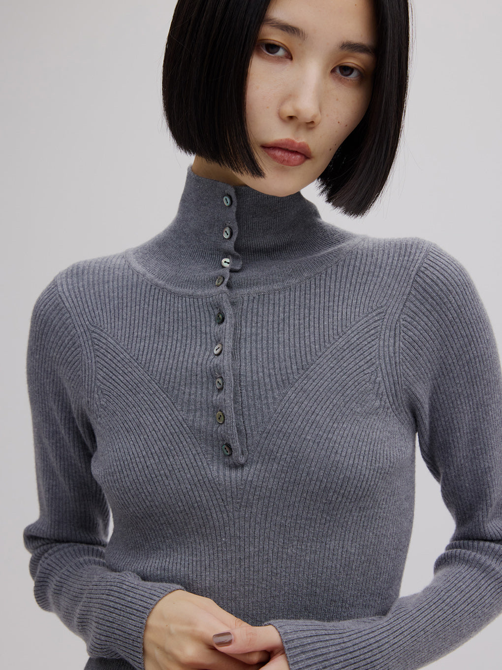 UND HIGH NECK BUTTON KNIT TOP