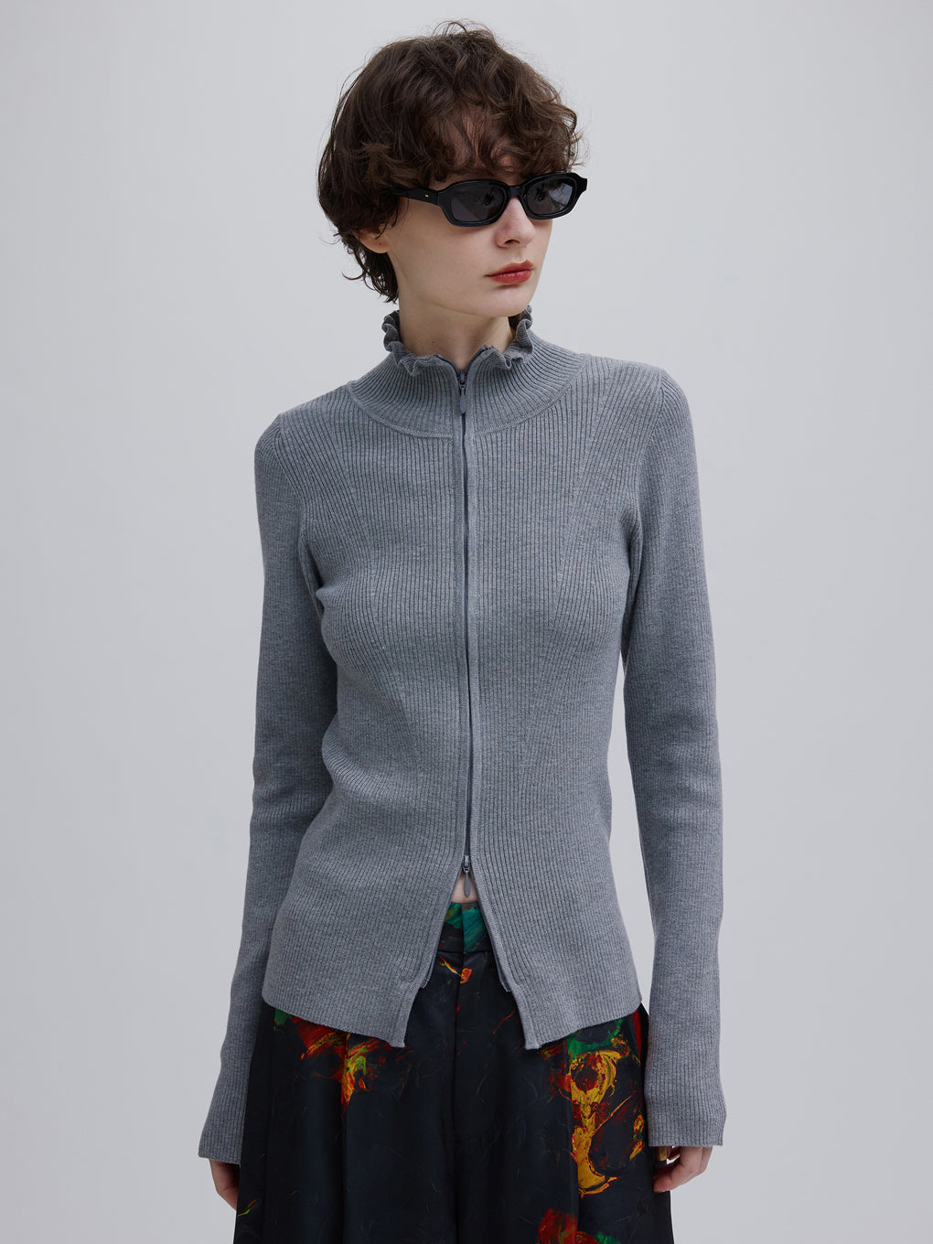 UND 2WAY FRILL NECK ZIP KNIT TOP