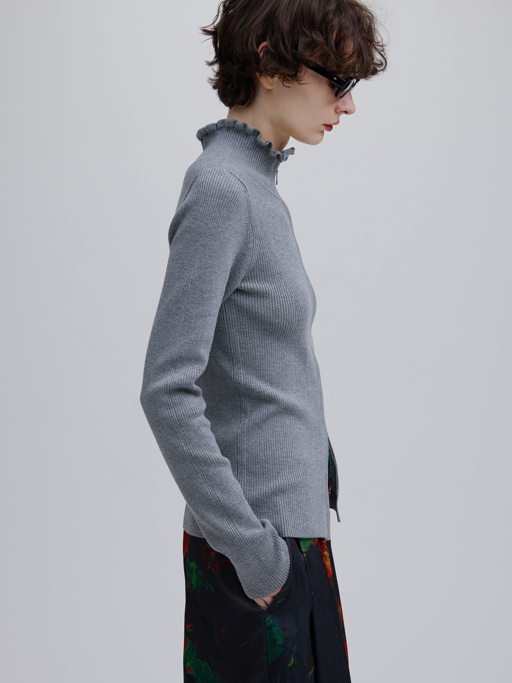 UND 2WAY FRILL NECK ZIP KNIT TOP