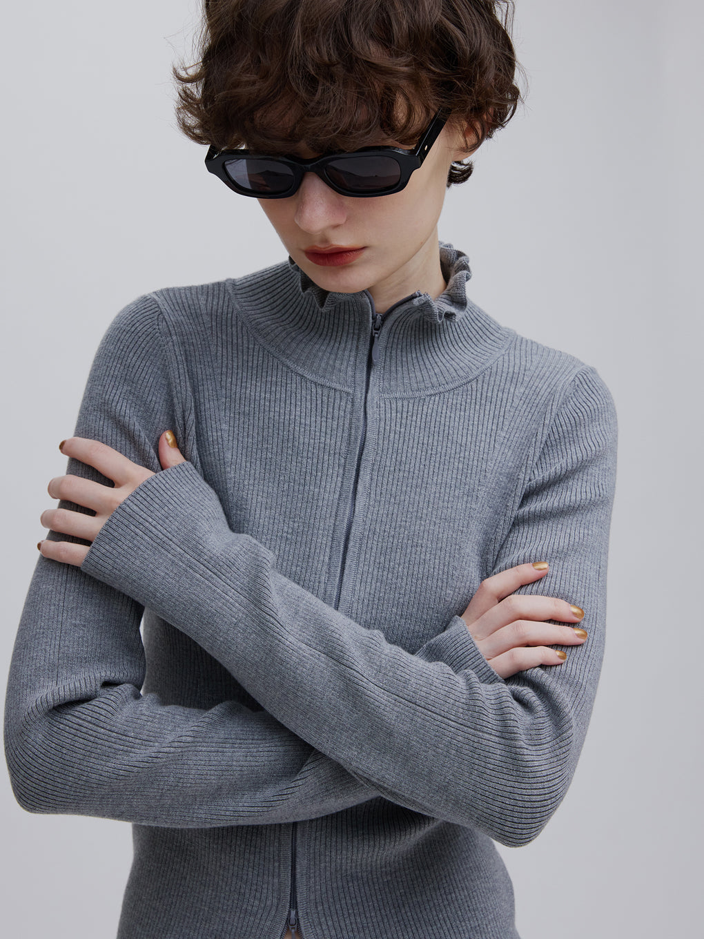 UND 2WAY FRILL NECK ZIP KNIT TOP