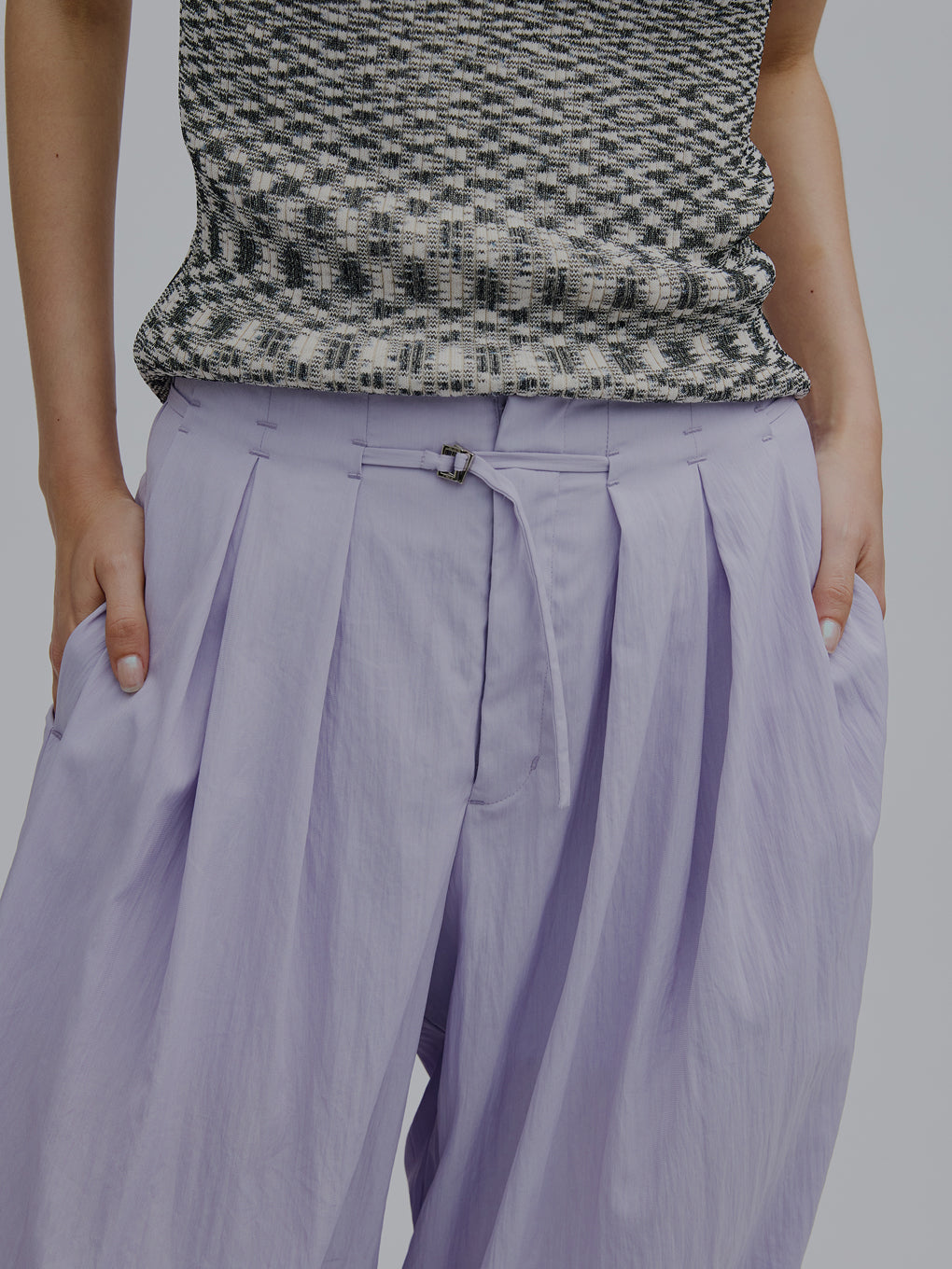 MEDI MULTI TUCK NARROW BELT PANTS