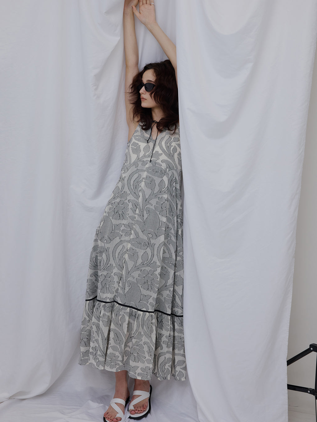 MEDI KITTY V NECK DRESS