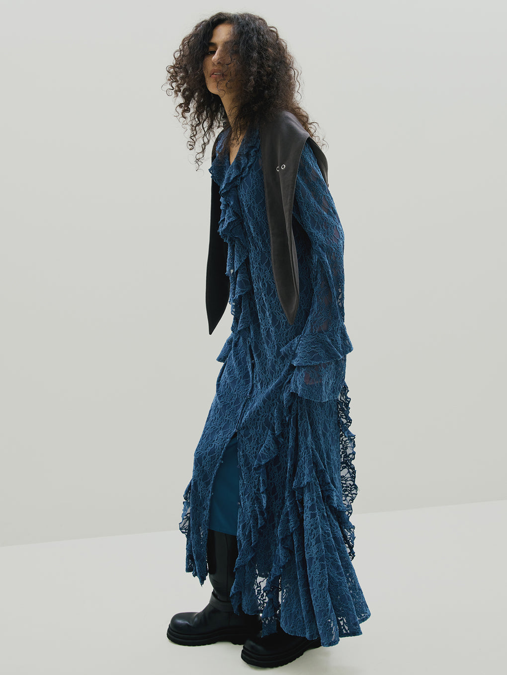 UND 2WAY CUT LACE FRILL DRESS