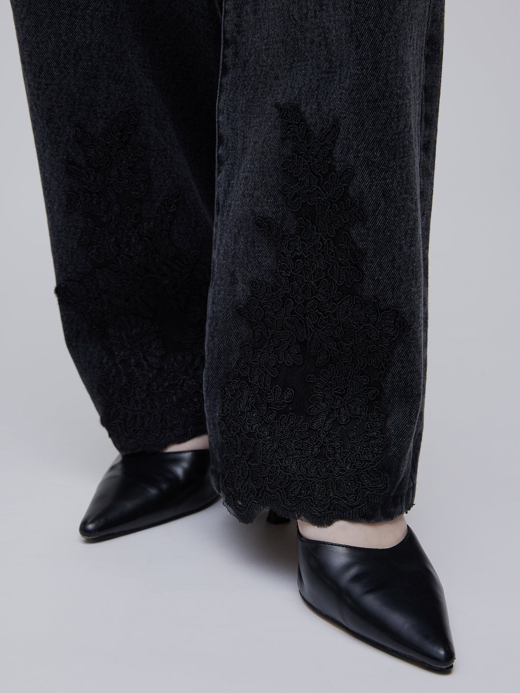 UND WIDE TUCK LACE DENIM PANTS