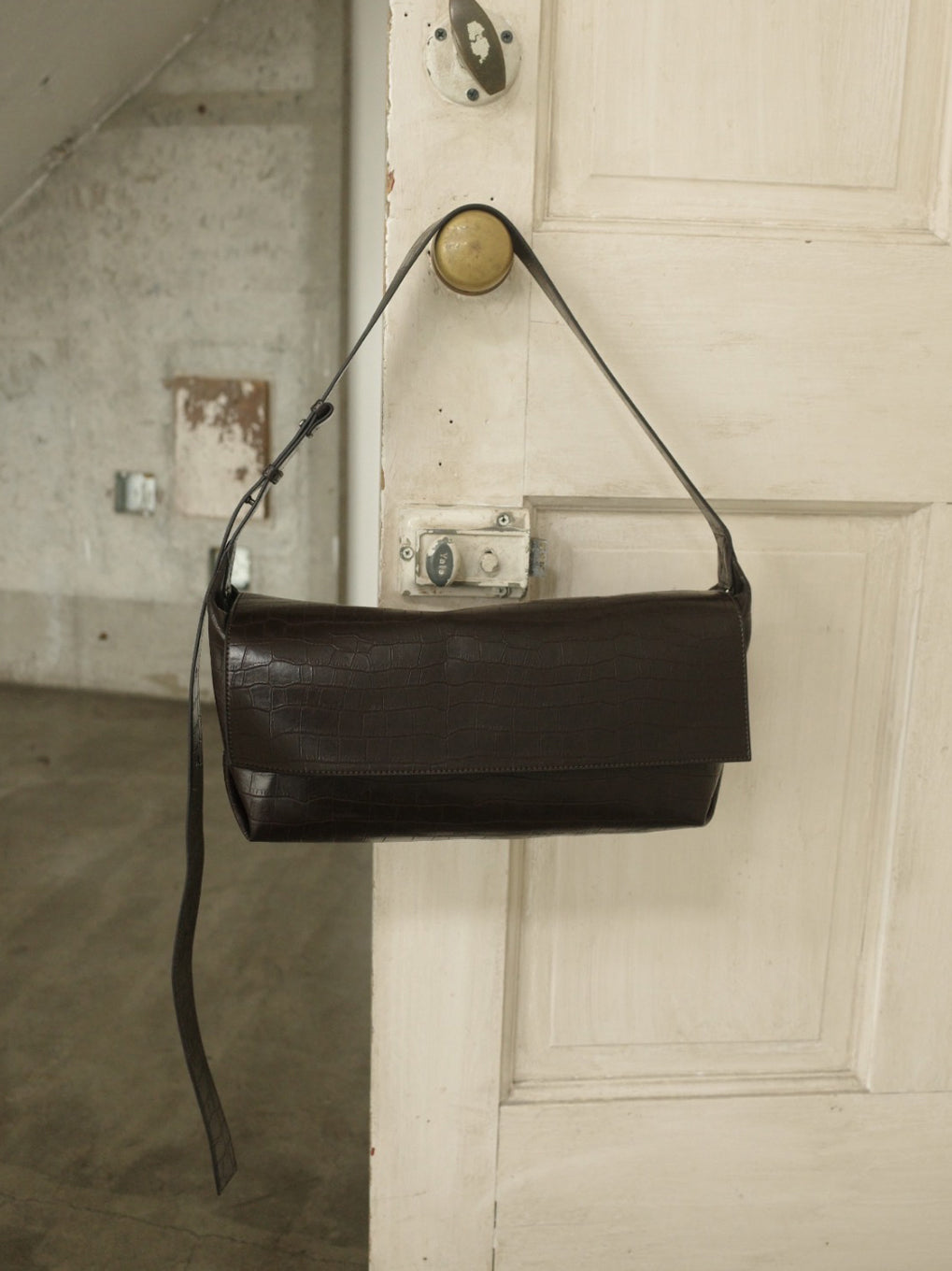 UND WIDE FLAP SHOULDER BAG