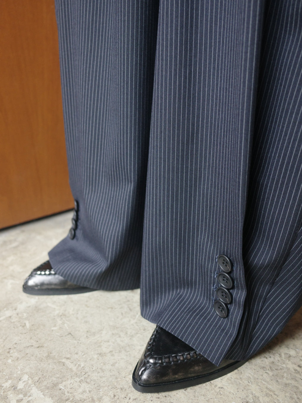 UND PINSTRIPE BARREL SILHOUETE PANTS