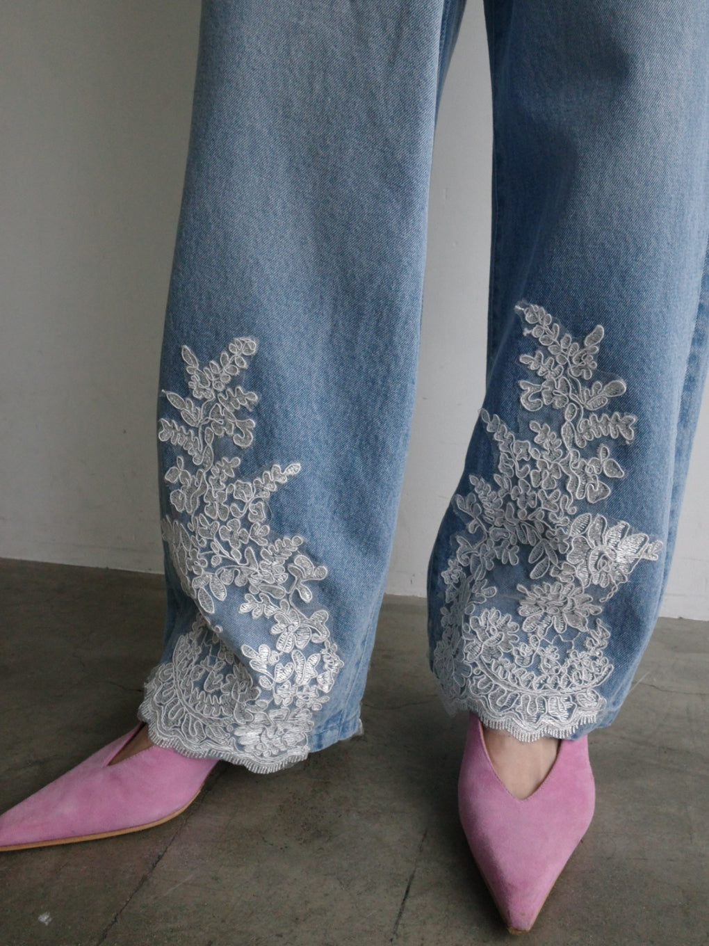 UND WIDE TUCK LACE DENIM PANTS
