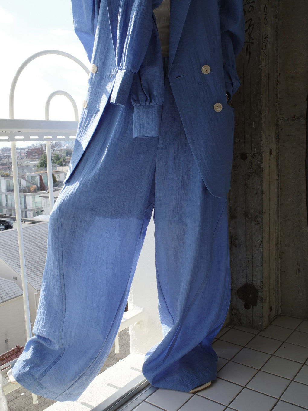 MEDI SLEEVE BELT TUCK PANTS