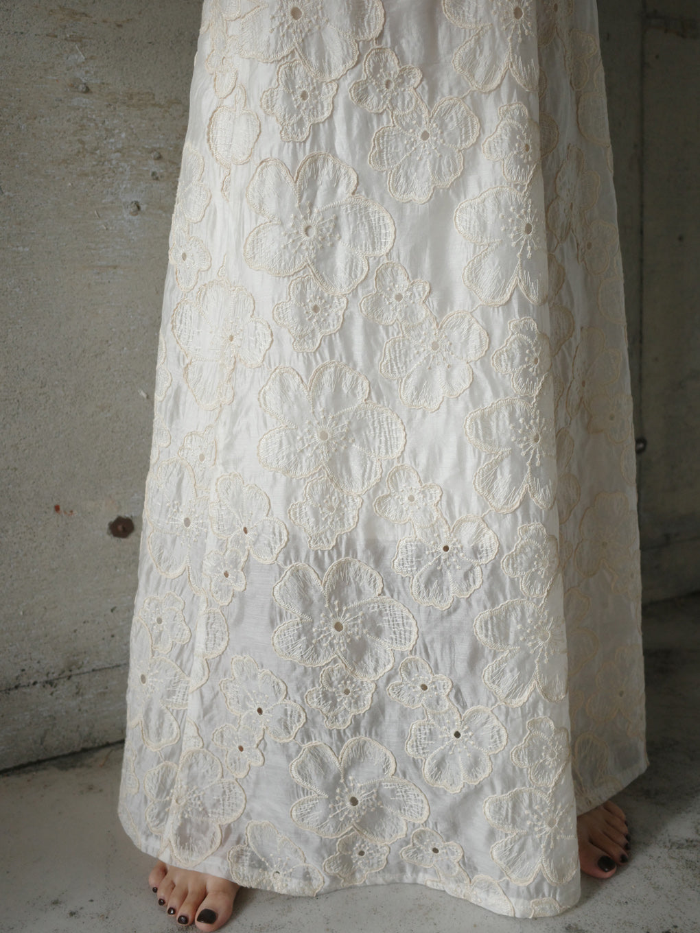 MEDI EMBROIDERY BACK LACE UP DRESS