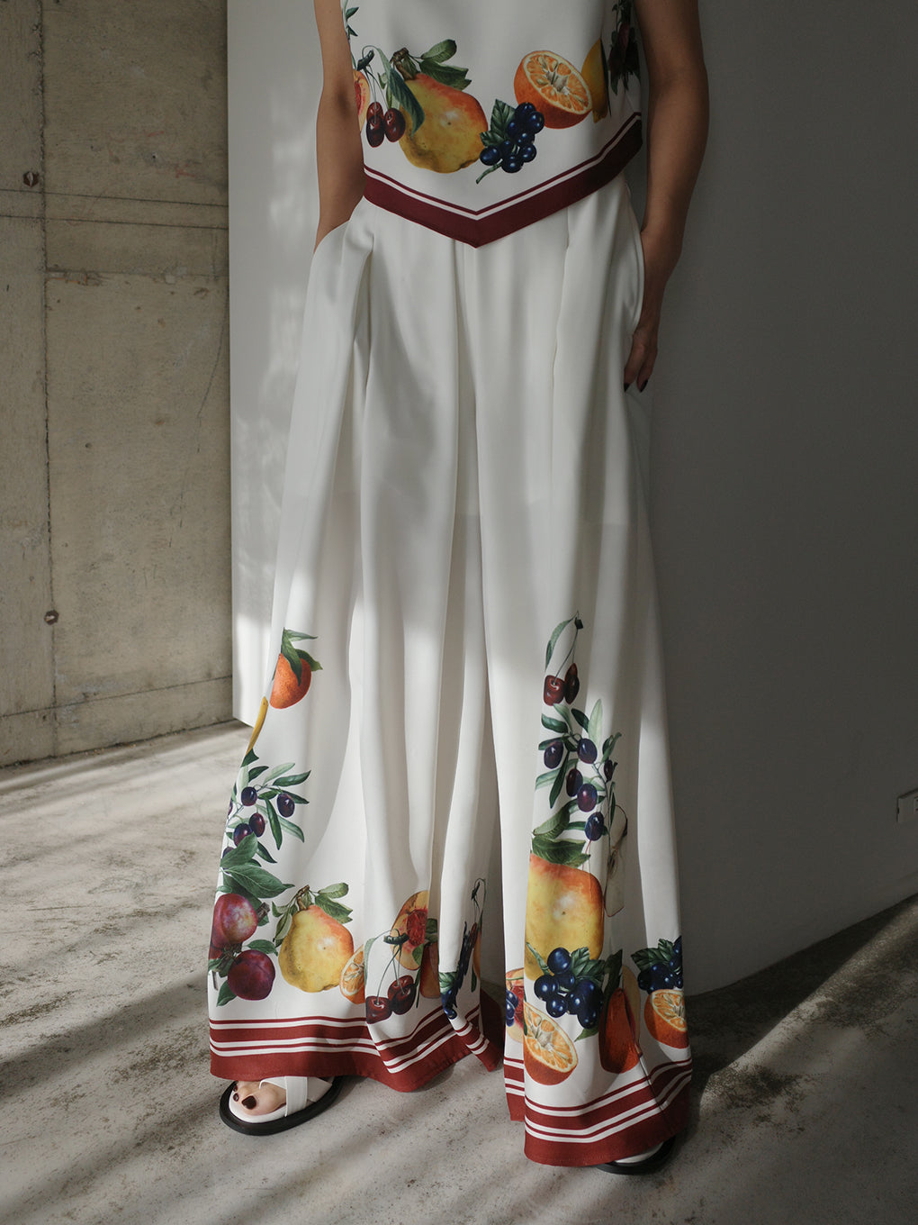 MEDI FRUIT SCARF PATTERN TUCK PANTS