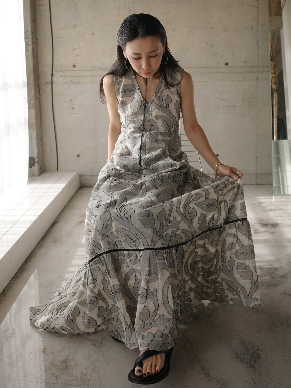 MEDI KITTY V NECK DRESS