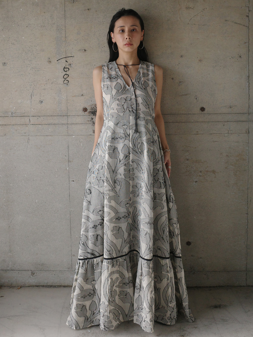 MEDI KITTY V NECK DRESS