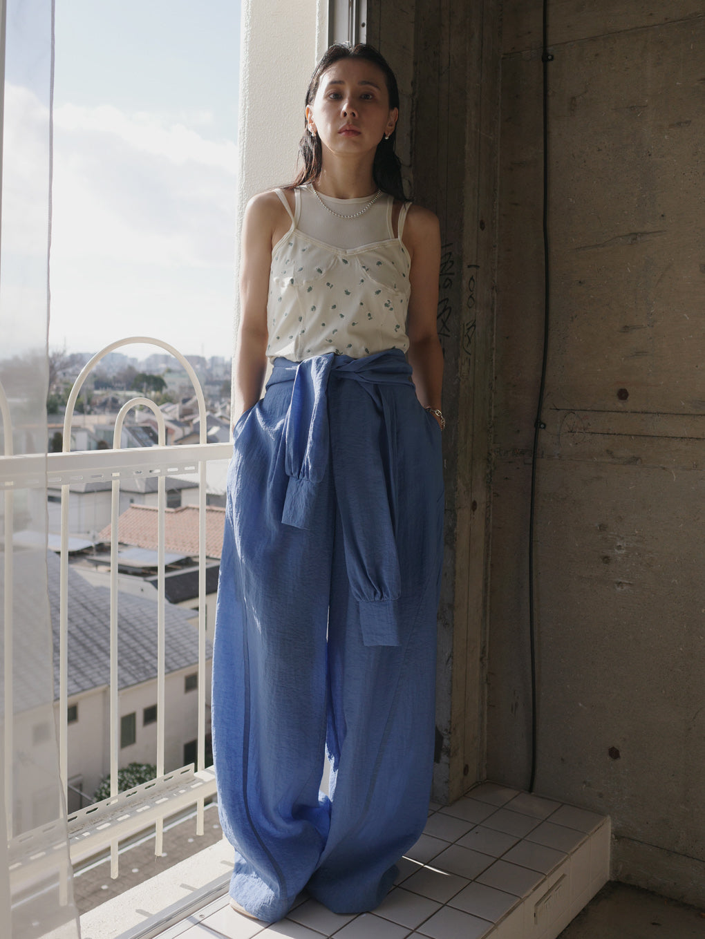 MEDI SLEEVE BELT TUCK PANTS