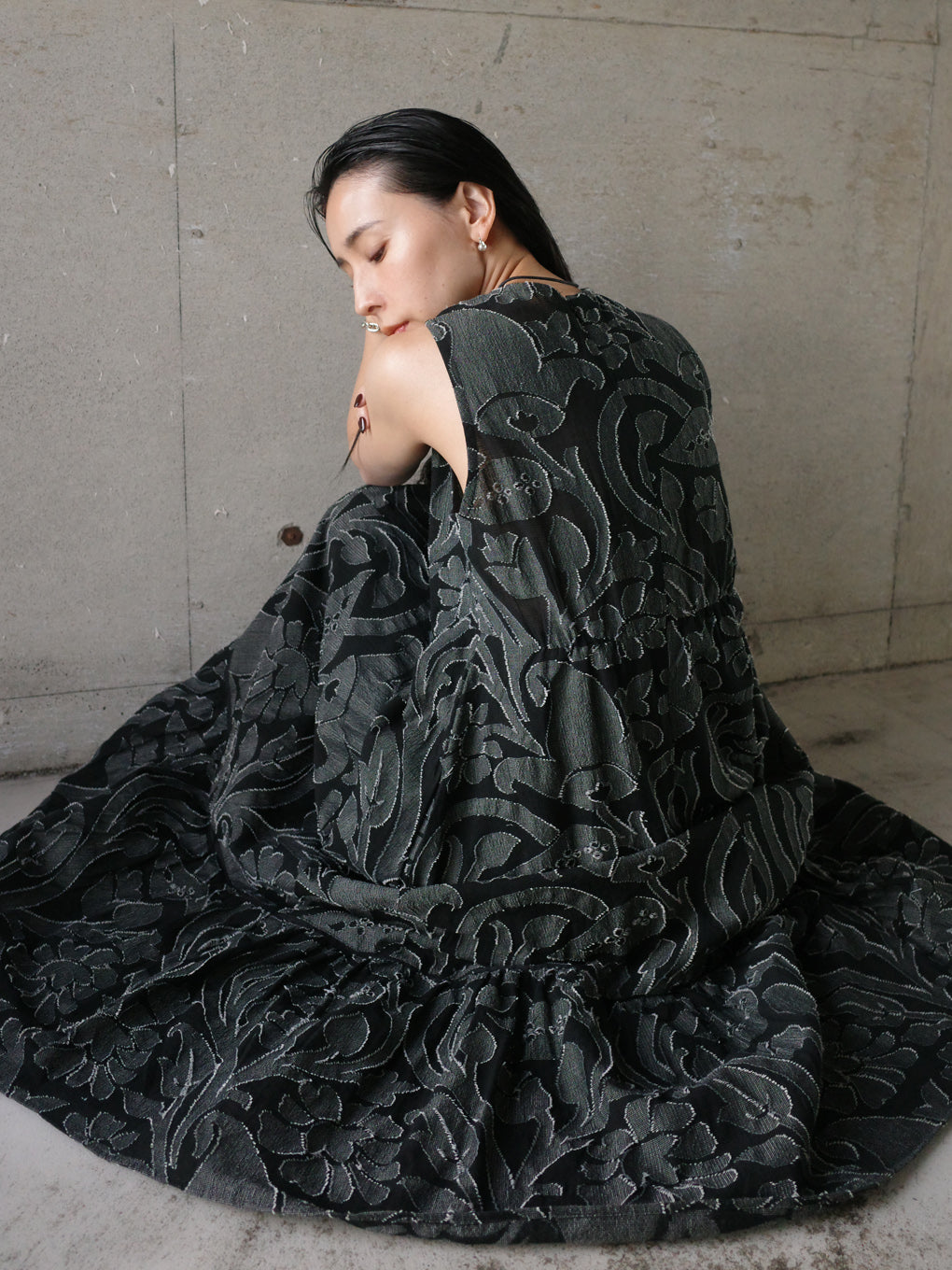 MEDI KITTY V NECK DRESS