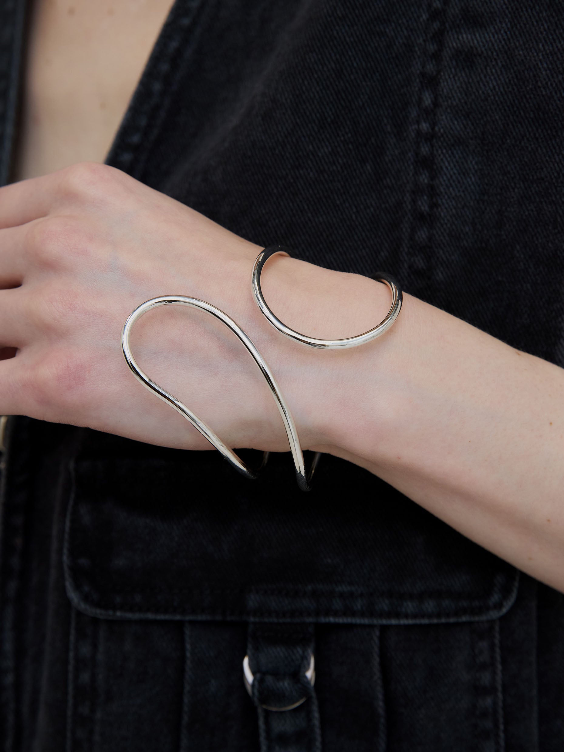DEFORMATION TWIST BANGLE