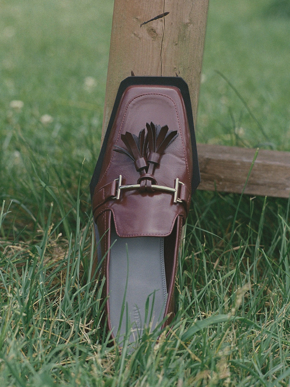 UND ANGULAR SOLE TASSEL LOAFER