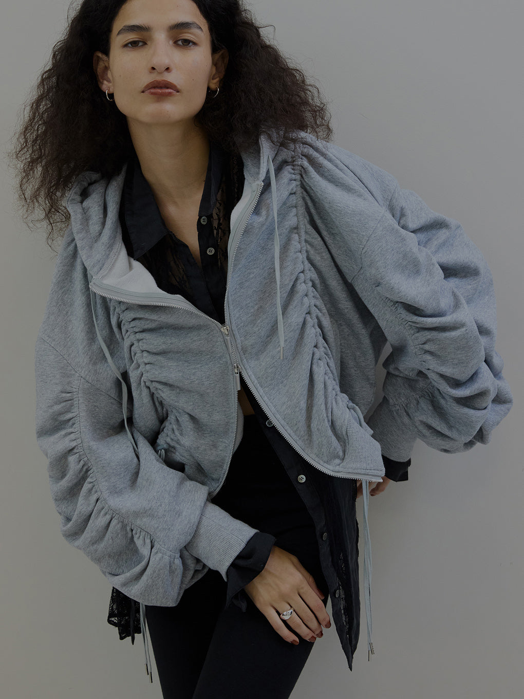 VOLUME GATHERED ZIP UP HOODIE
