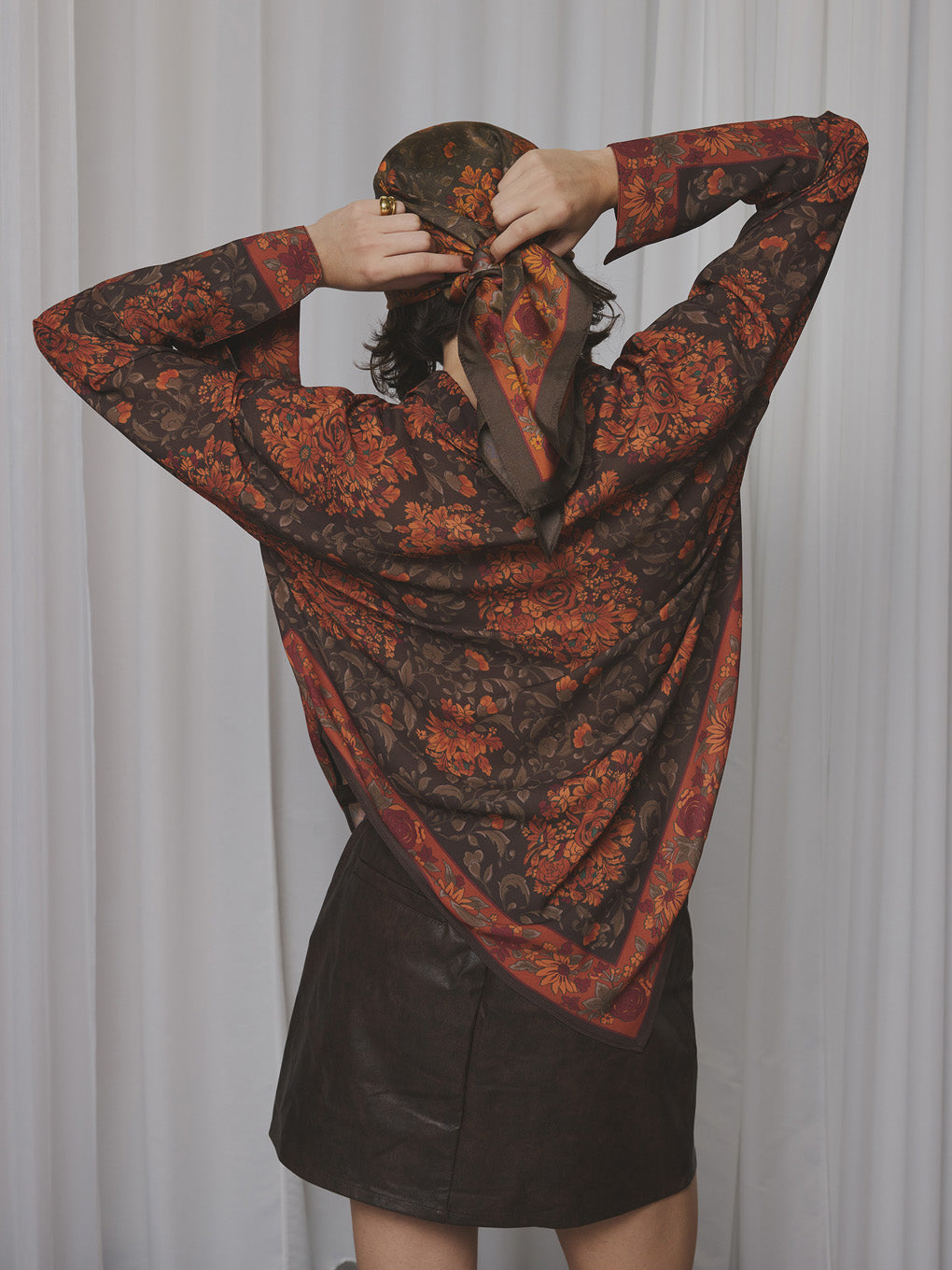 DAQHNE 90×90 SILK SCARF