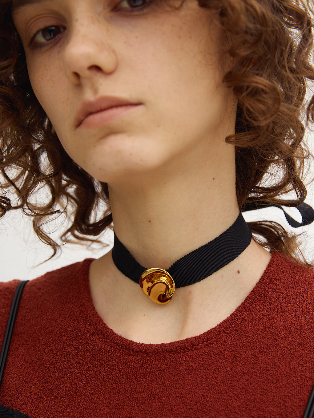 CONSTRUCTIVE OVAL RIBBON CHOKER