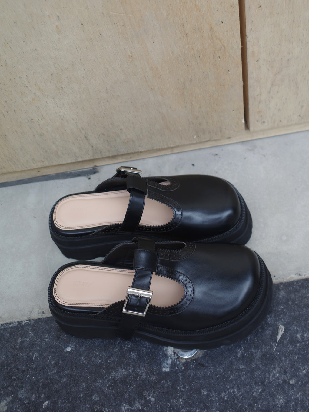 BROGUE SLIDE LOAFER