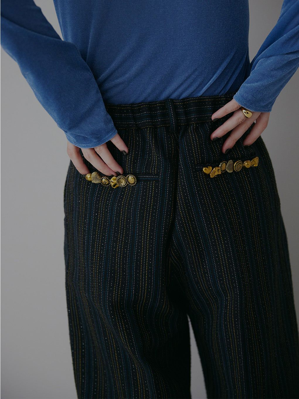 UND MANY MOTIF BUTTON PANTS