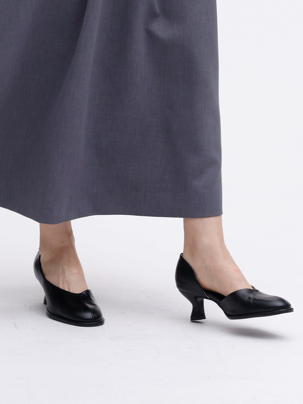 CURVE TOES PUMPS