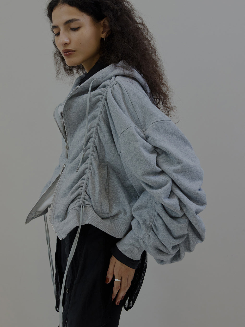 VOLUME GATHERED ZIP UP HOODIE