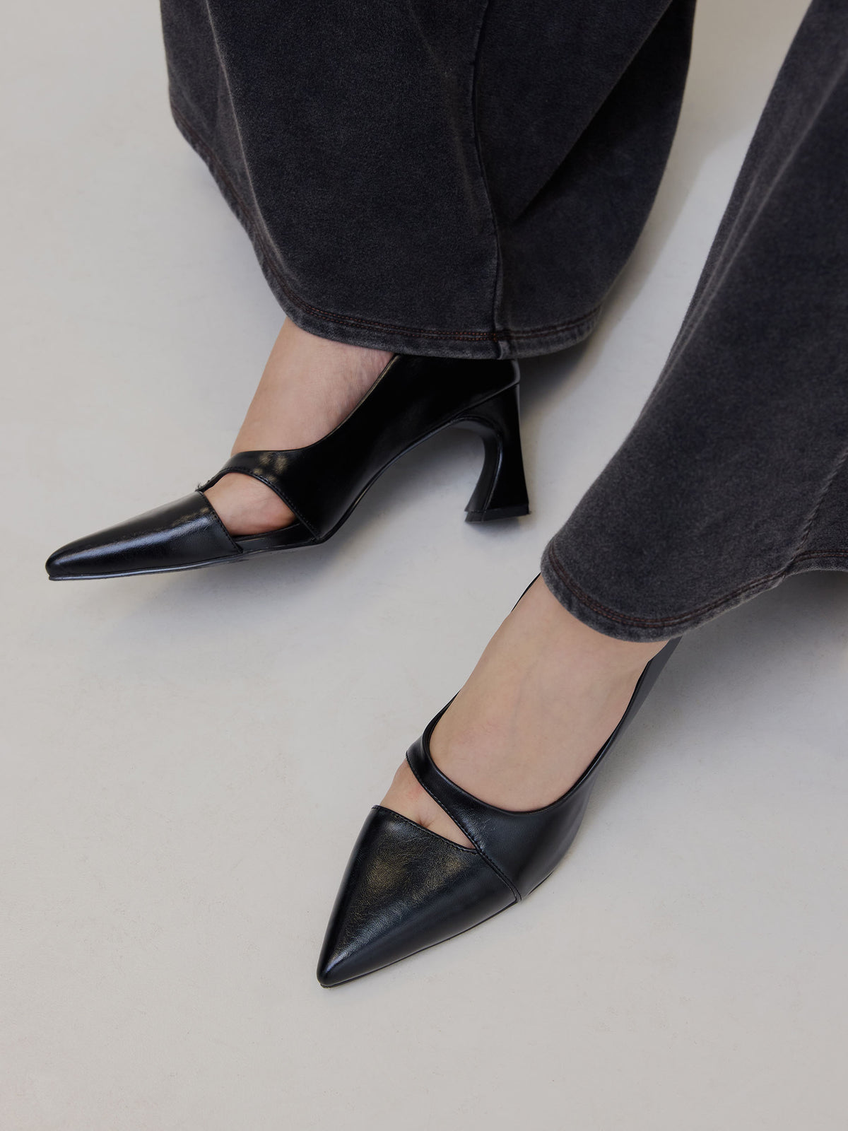 SIDE SLIT POINTED TOE PUMPS