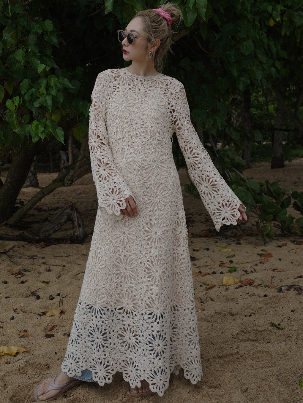 MEDI FLOWER SAINT LACE DRESS