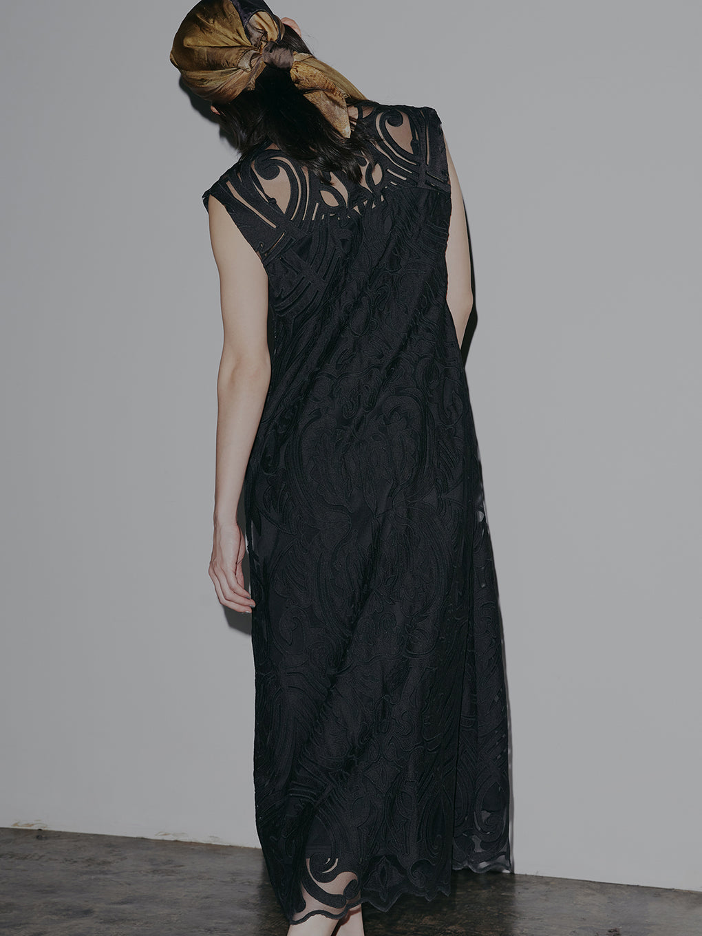 MEDI 2WAY BAROQUE LEAF LACE DRESS