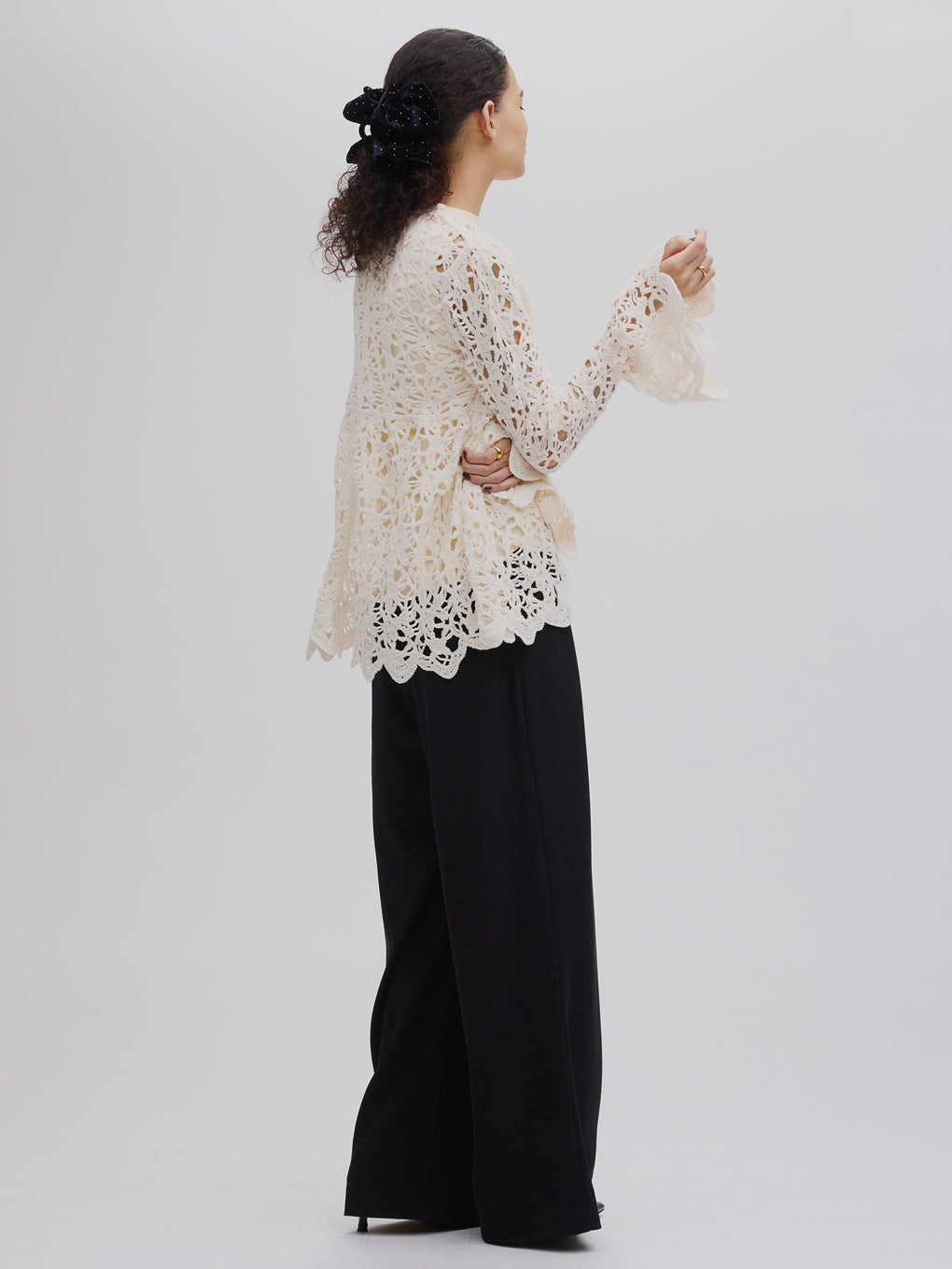 UND VELOUR LACE PEPLUM KNIT TOP