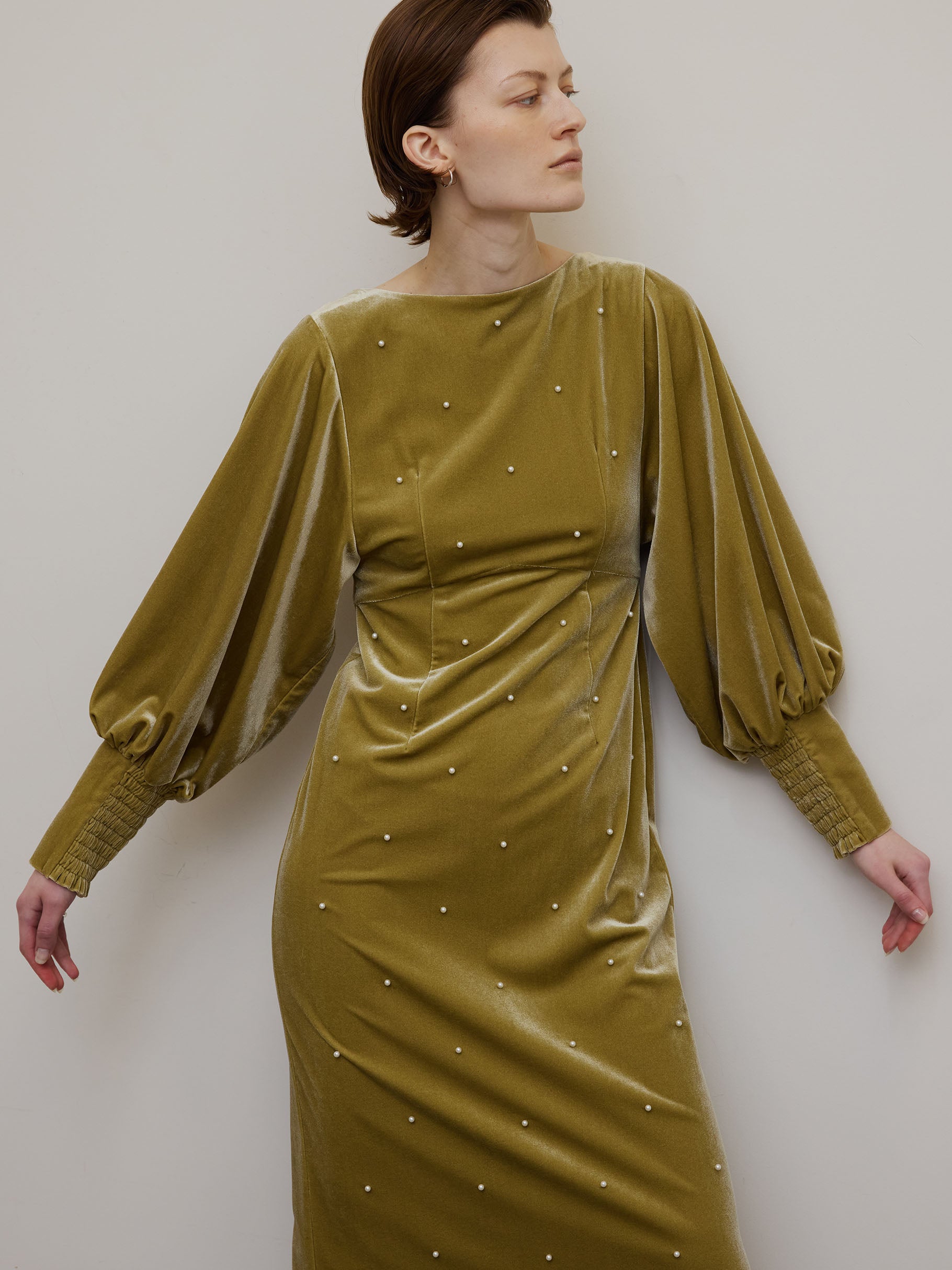 BACK OPEN PEARL VELOUR DRESS