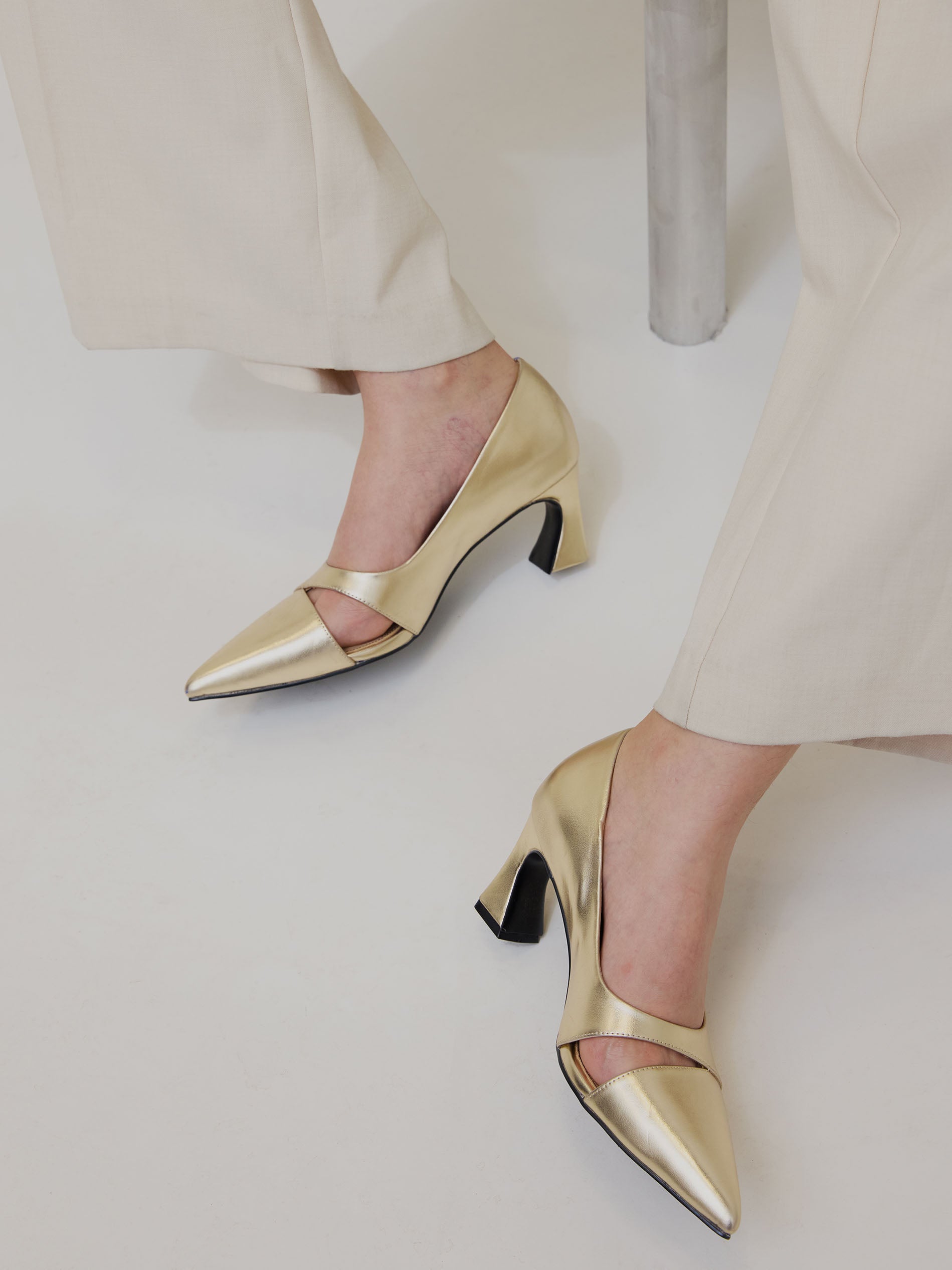 SIDE SLIT POINTED TOE PUMPS