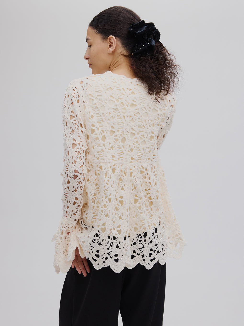 UND VELOUR LACE PEPLUM KNIT TOP