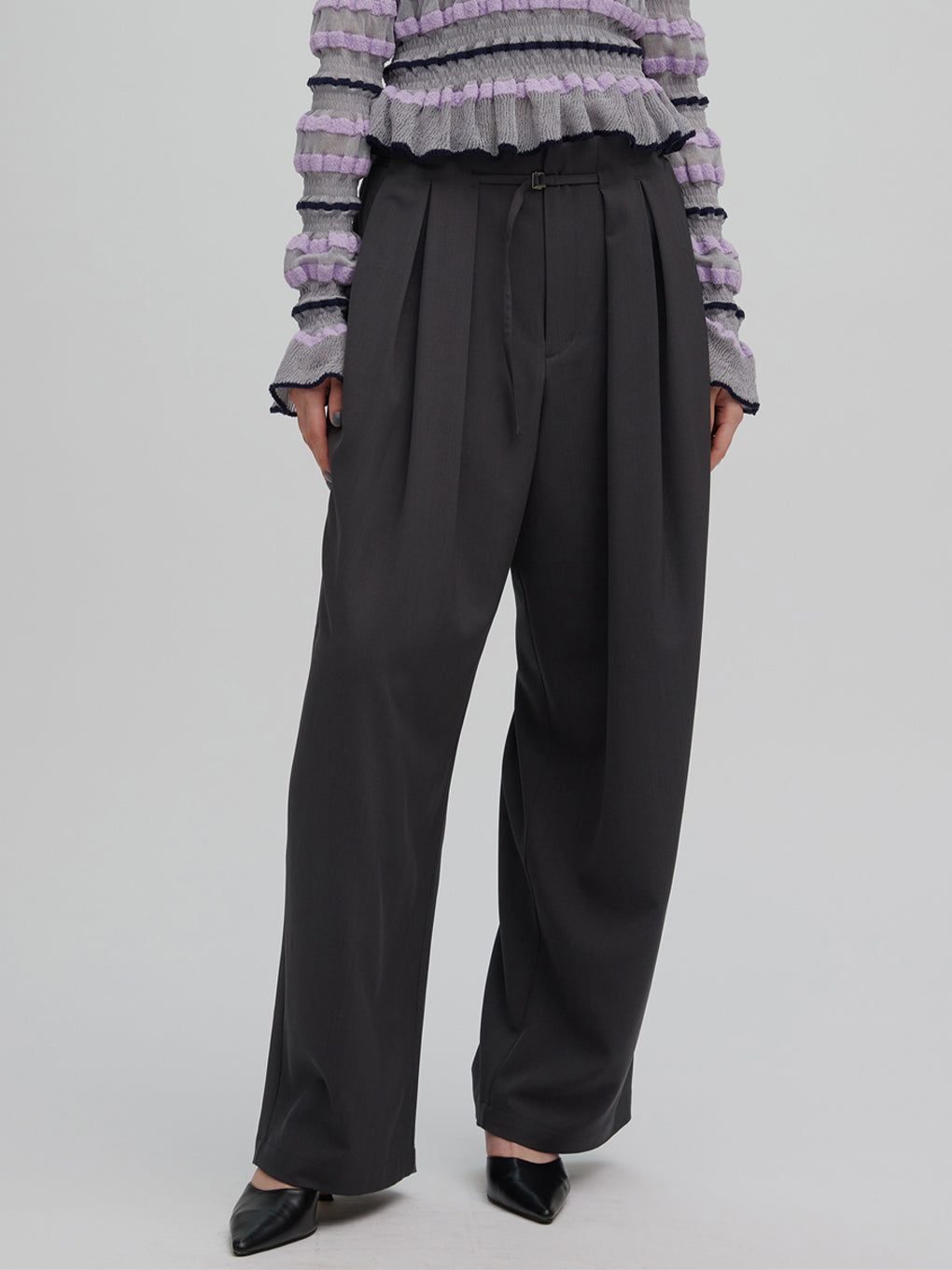 MULTI TUCK NARROW BELT PANTS