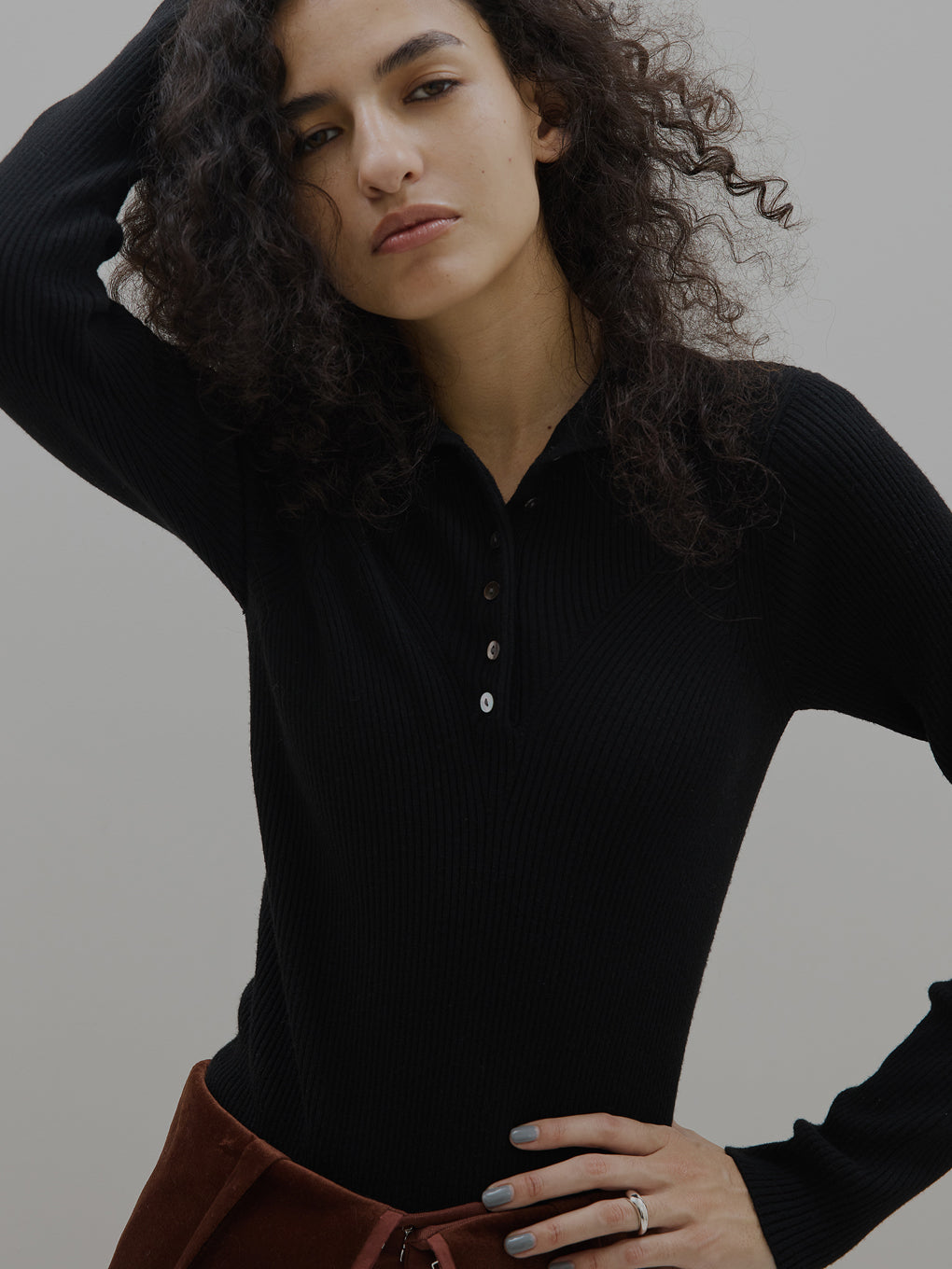 UND HIGH NECK BUTTON KNIT TOP