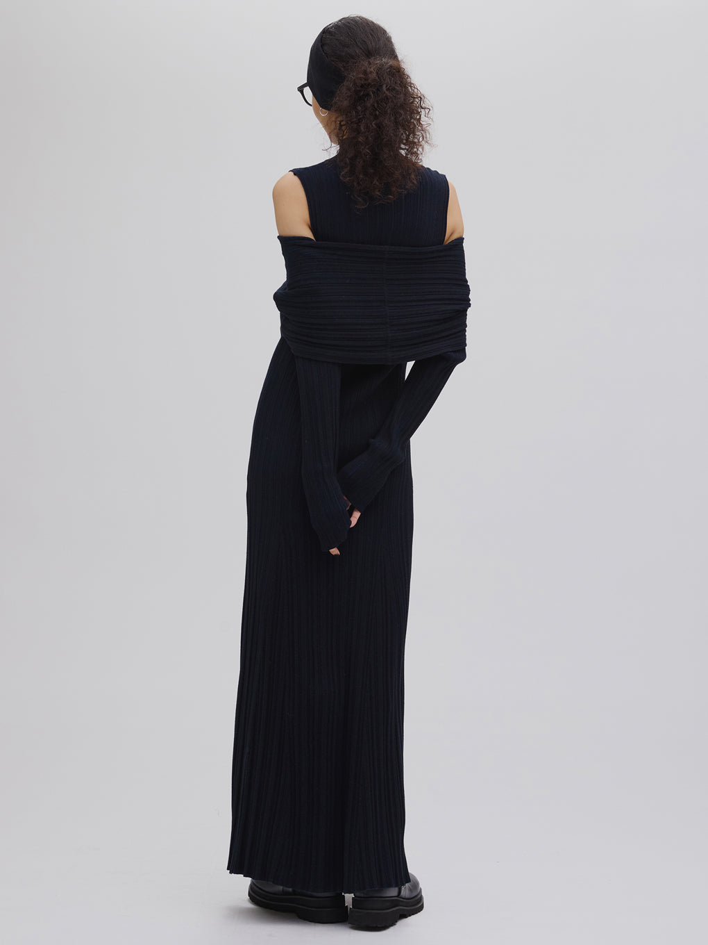 UND RANDOM RIB OFF SHOULDER KNIT DRESS