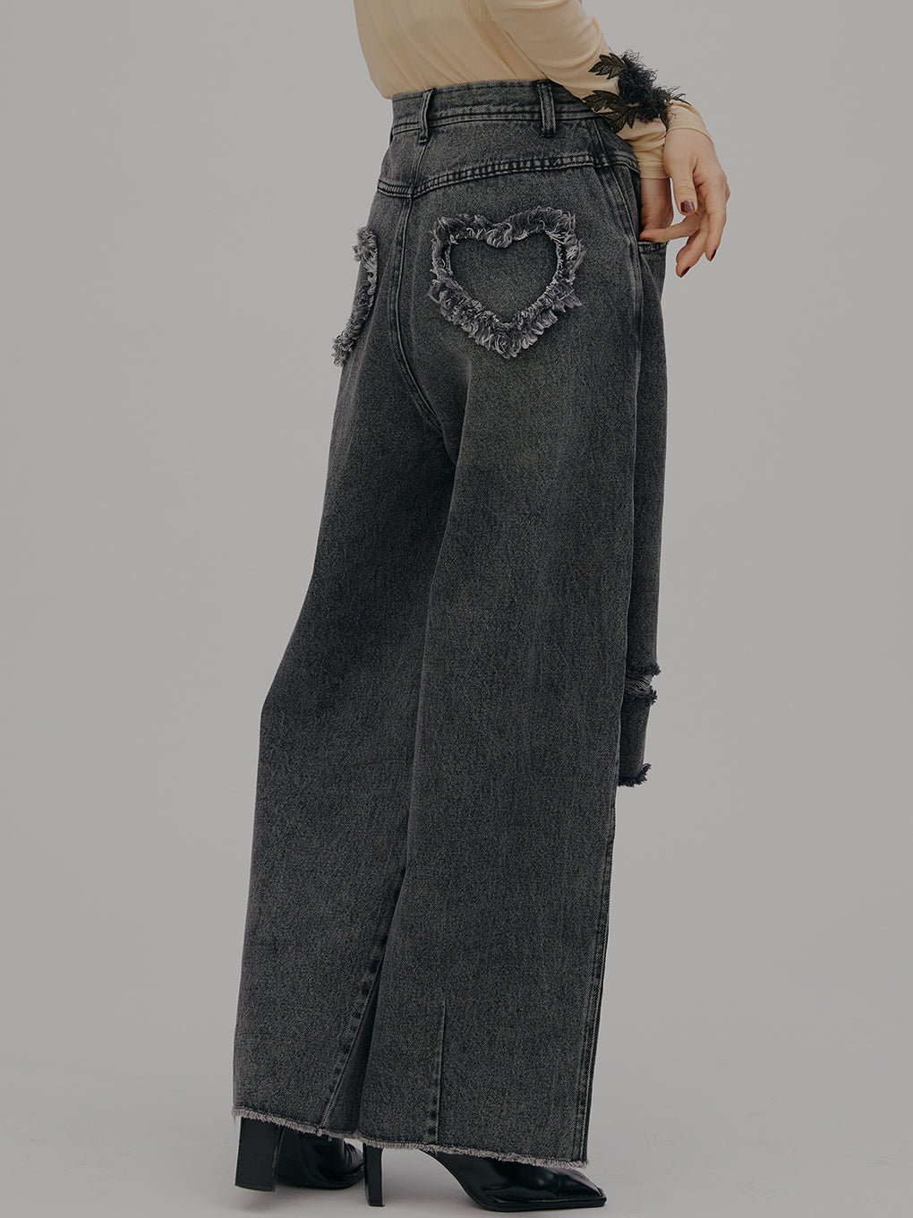 HEART PATCH DAMAGE DENIM PANTS