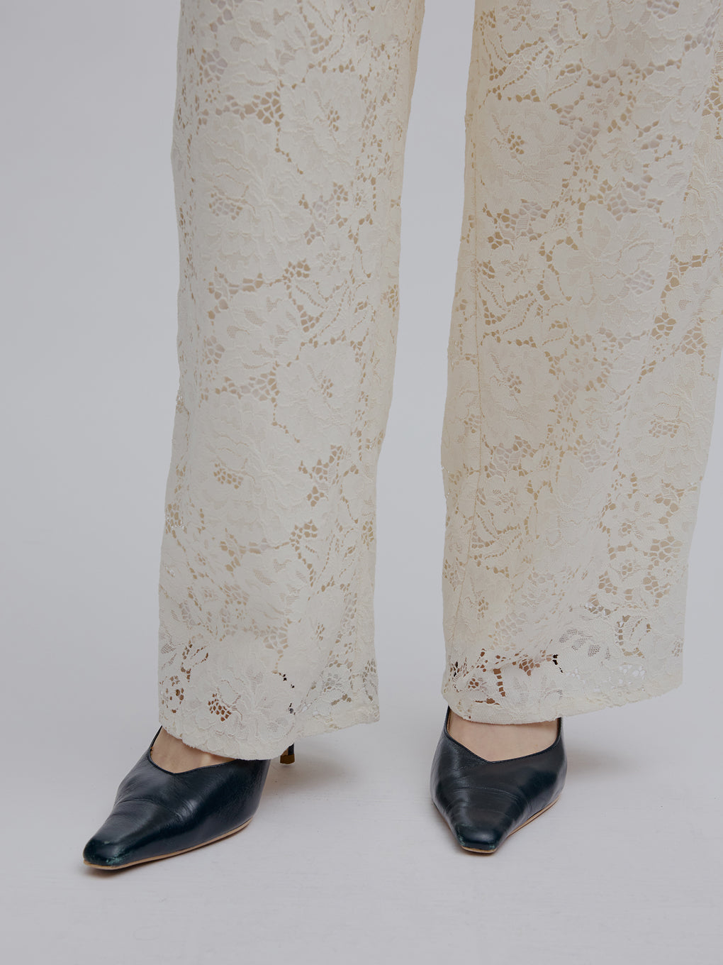 LACE GATHER CURVE PANTS