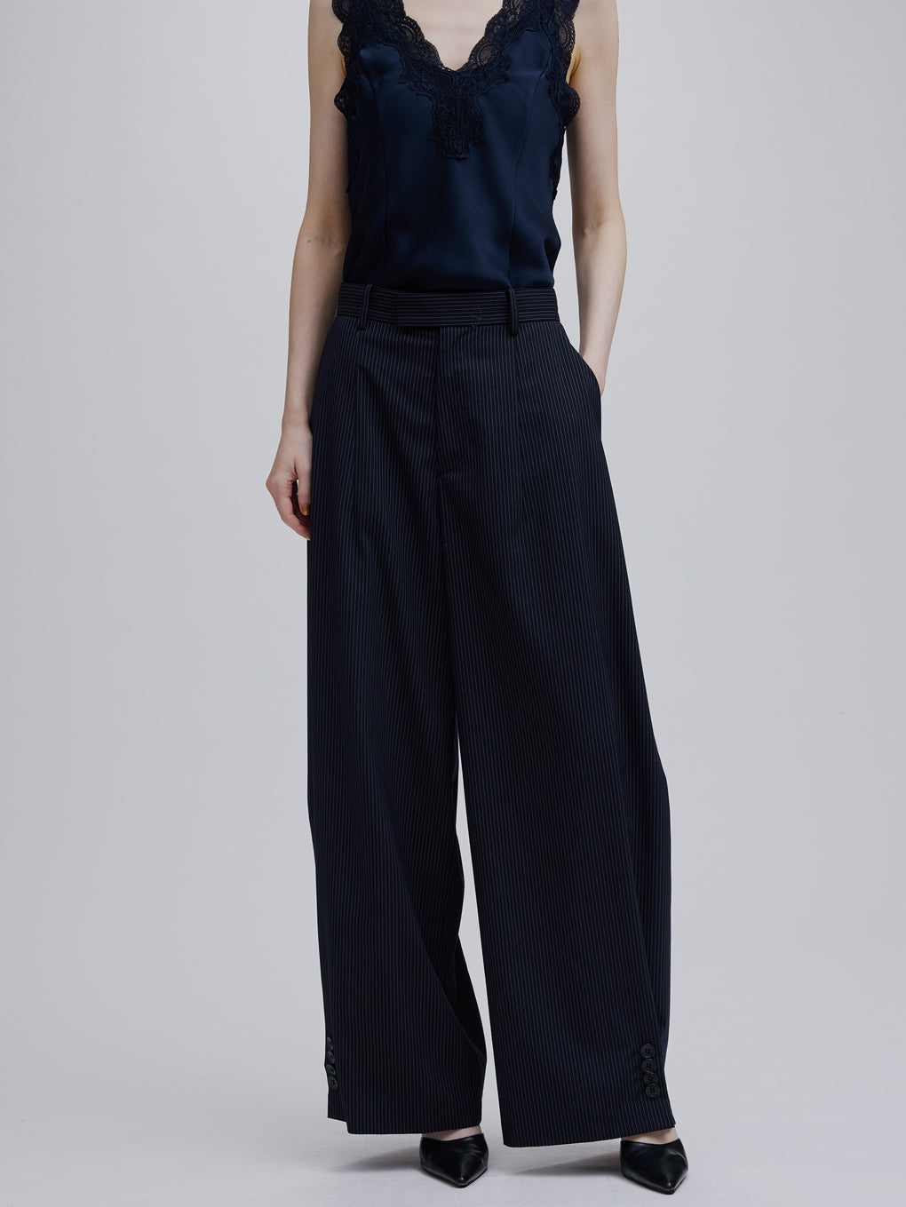 UND PINSTRIPE BARREL SILHOUETTE PANTS