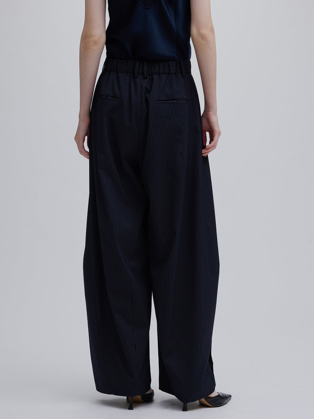 UND PINSTRIPE BARREL SILHOUETTE PANTS