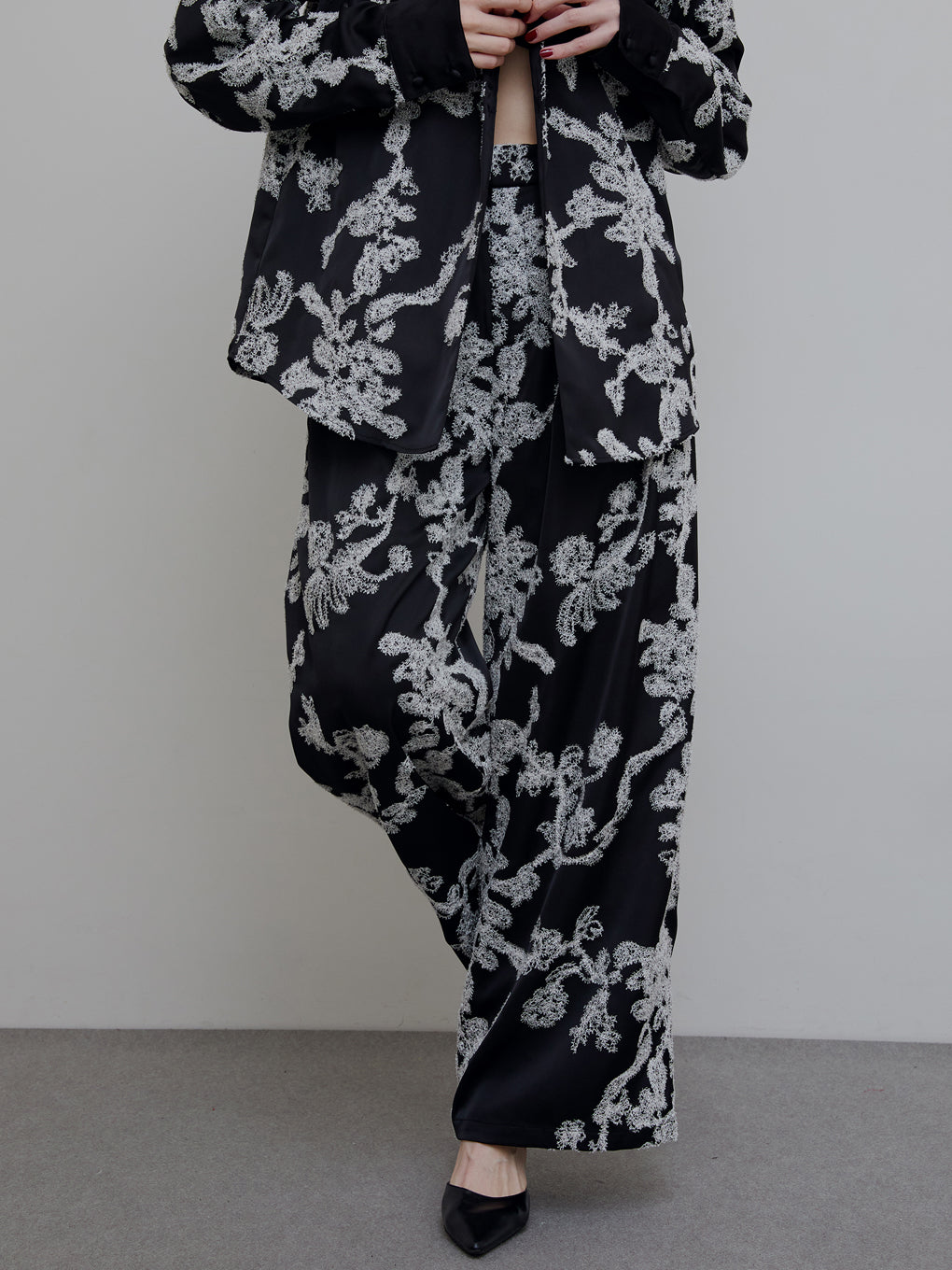 MOLE YARN EMBROIDERY SATIN PANTS