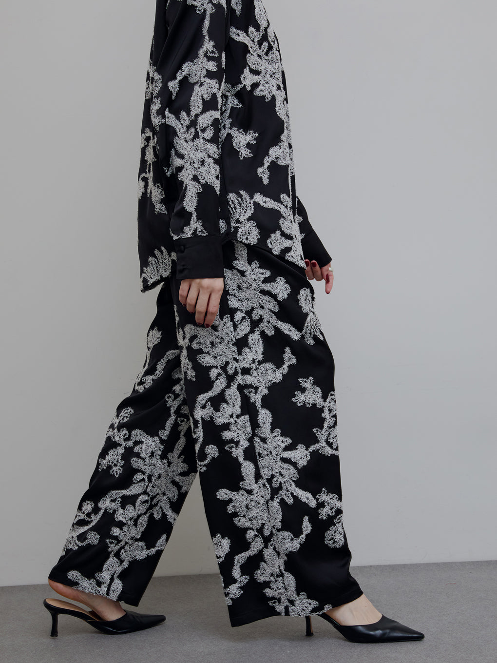 MOLE YARN EMBROIDERY SATIN PANTS
