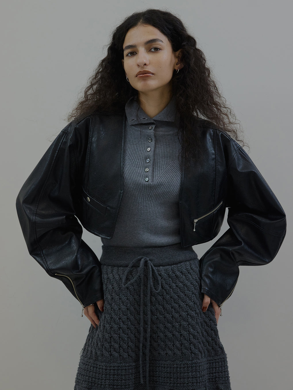 UND HIGH NECK BUTTON KNIT TOP