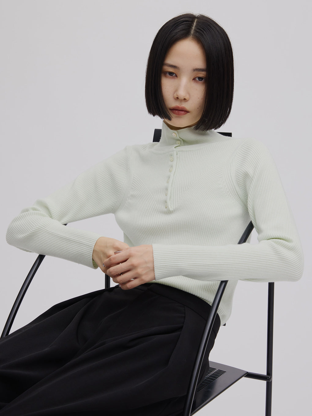 UND HIGH NECK BUTTON KNIT TOP